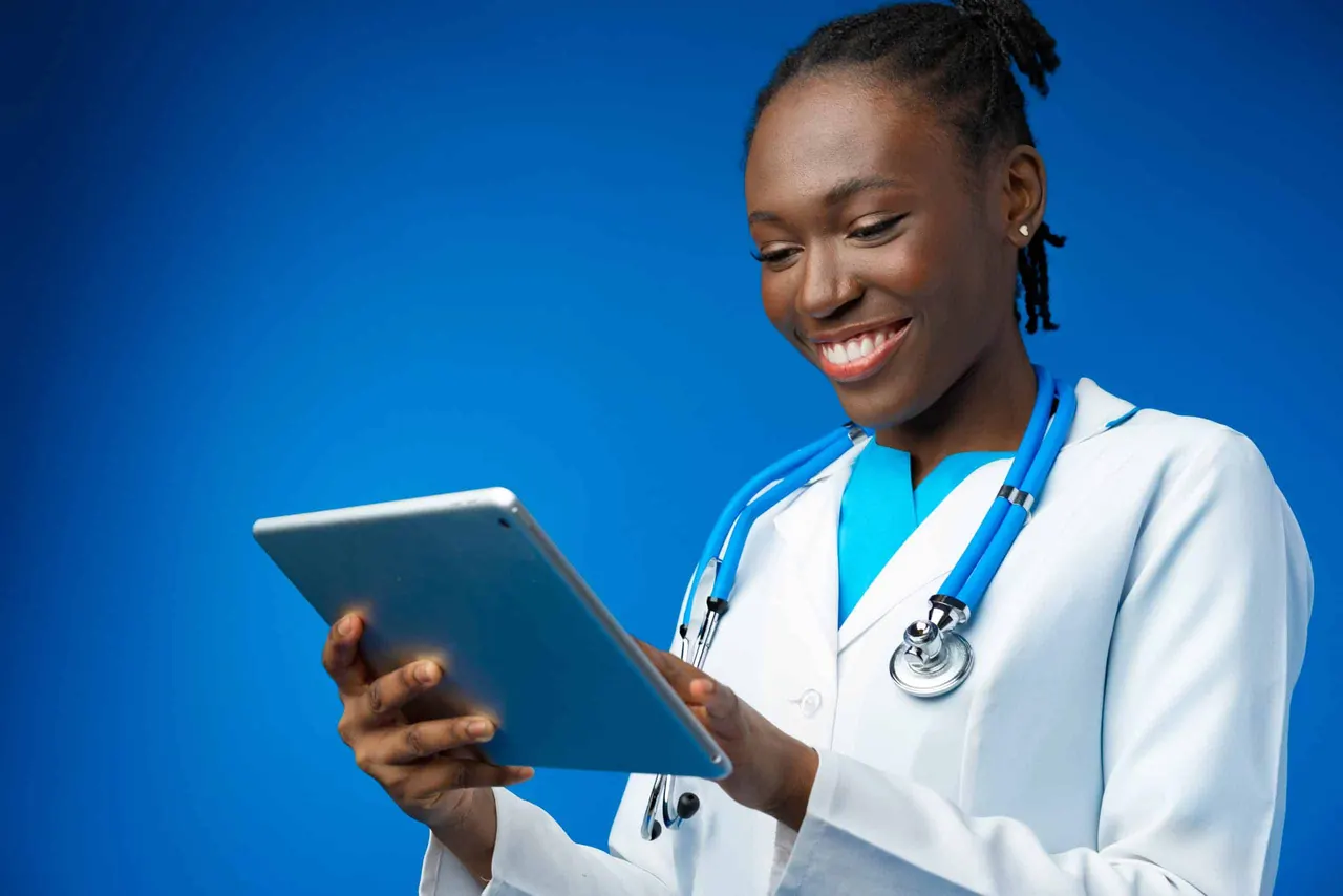 Médecin consultant le dossier patient informatisé Eyone sur une tablette